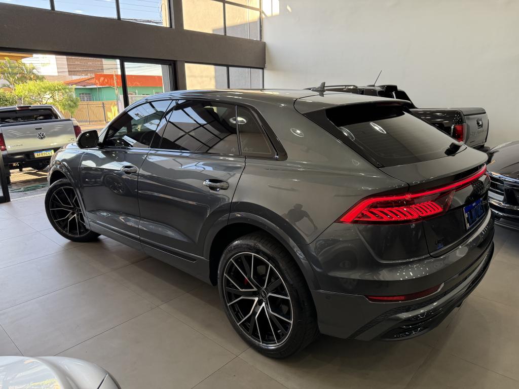 AUDI Q8 - Foto