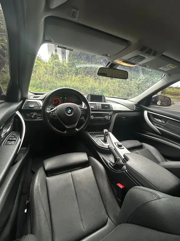 BMW 320I - Foto