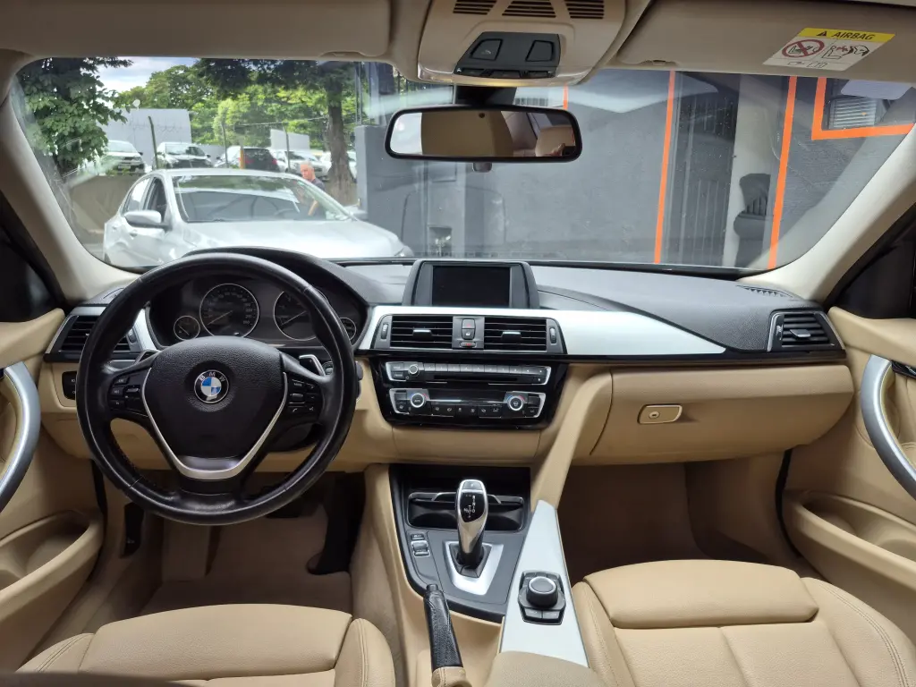 BMW 320I - Foto