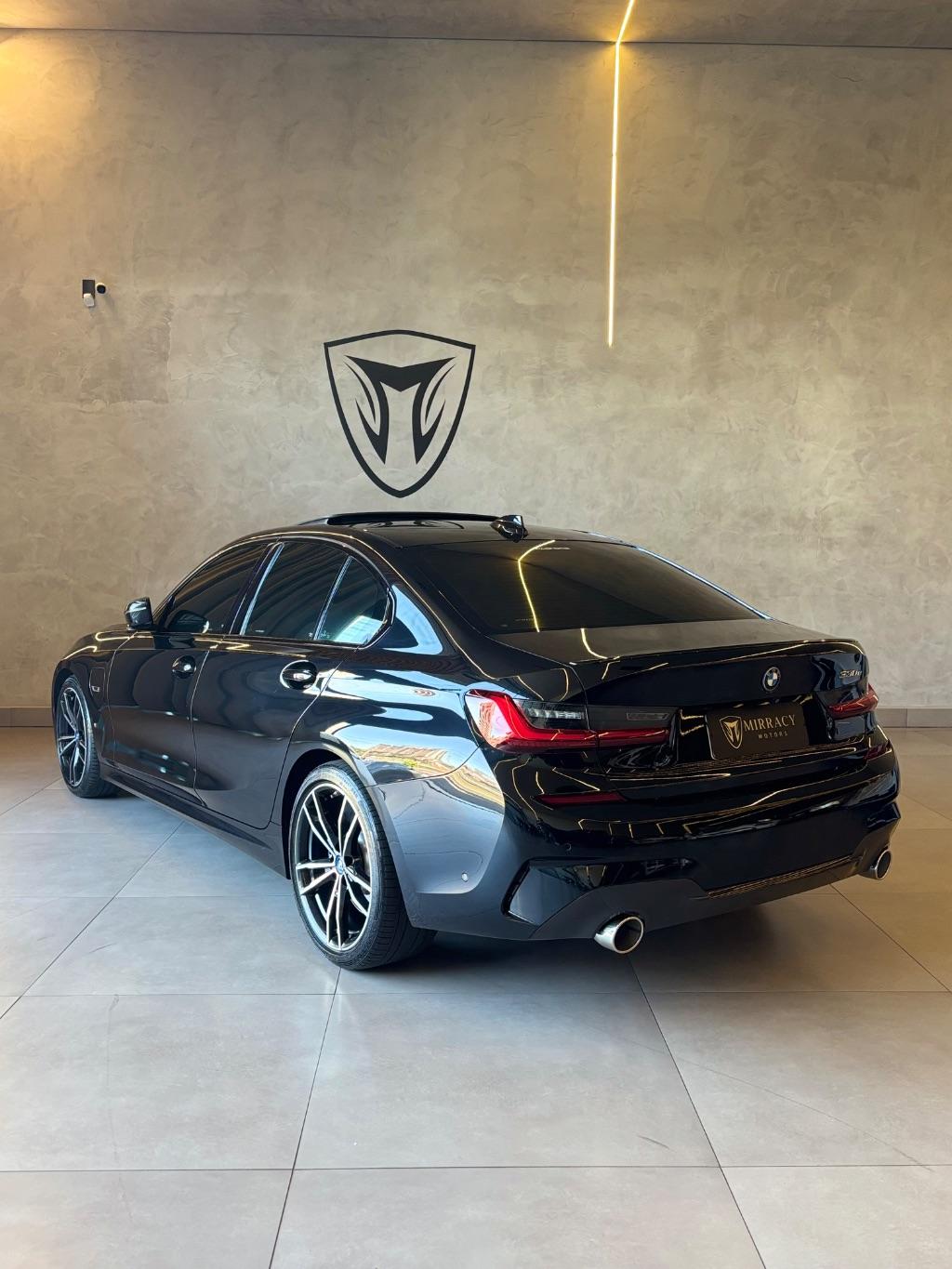 BMW 330E - Foto