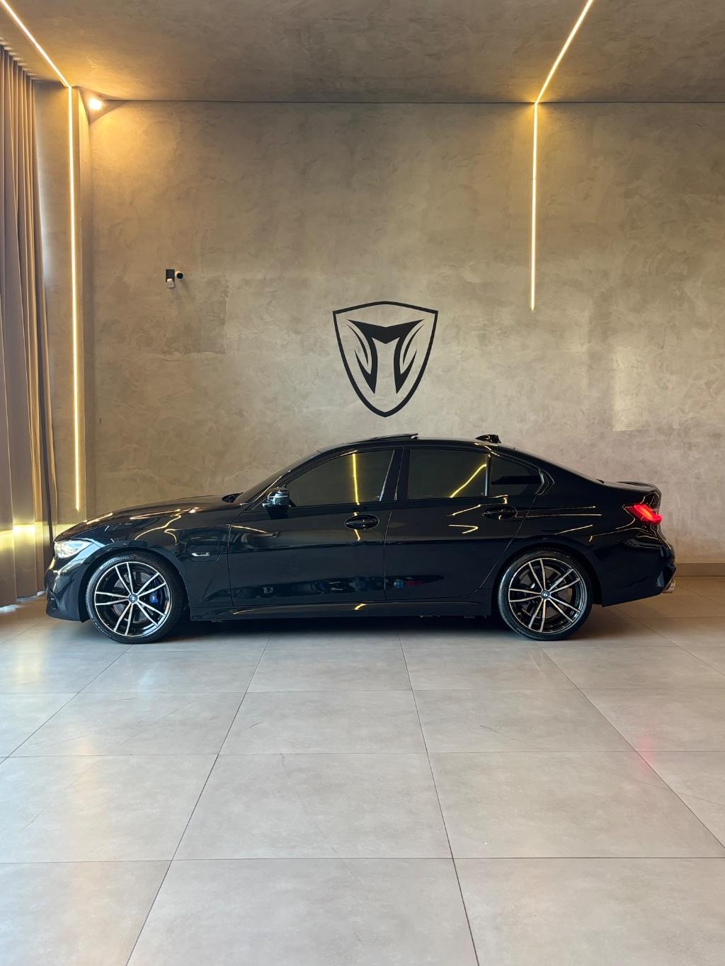 BMW 330E - Foto