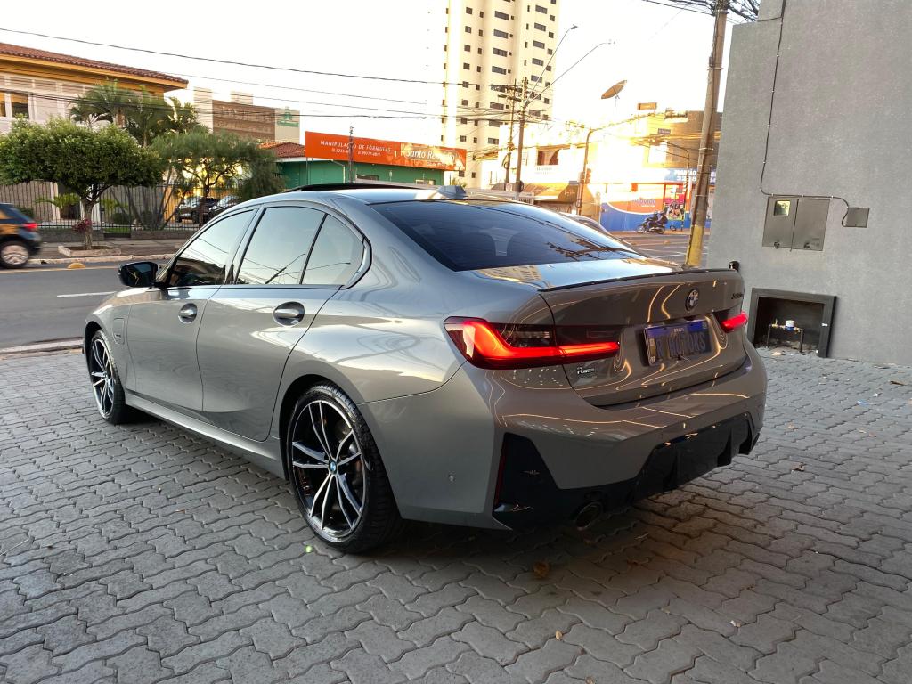 BMW 330E - Foto