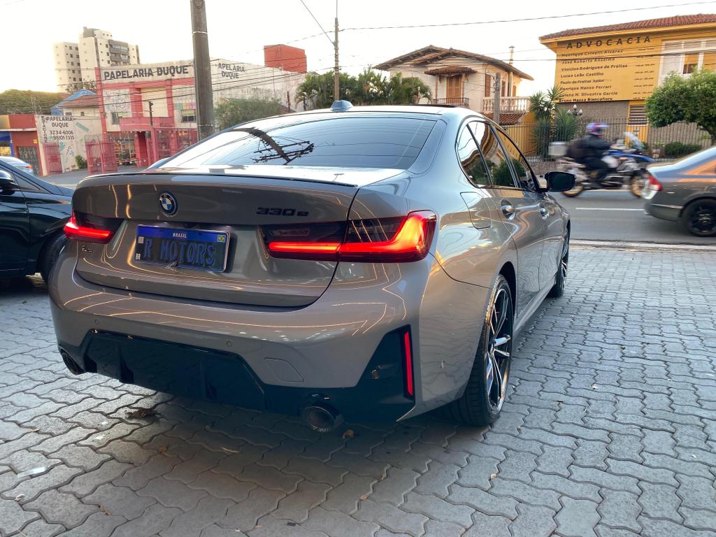 BMW 330E - Foto