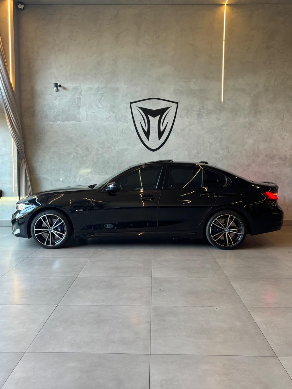 BMW 330E - Foto