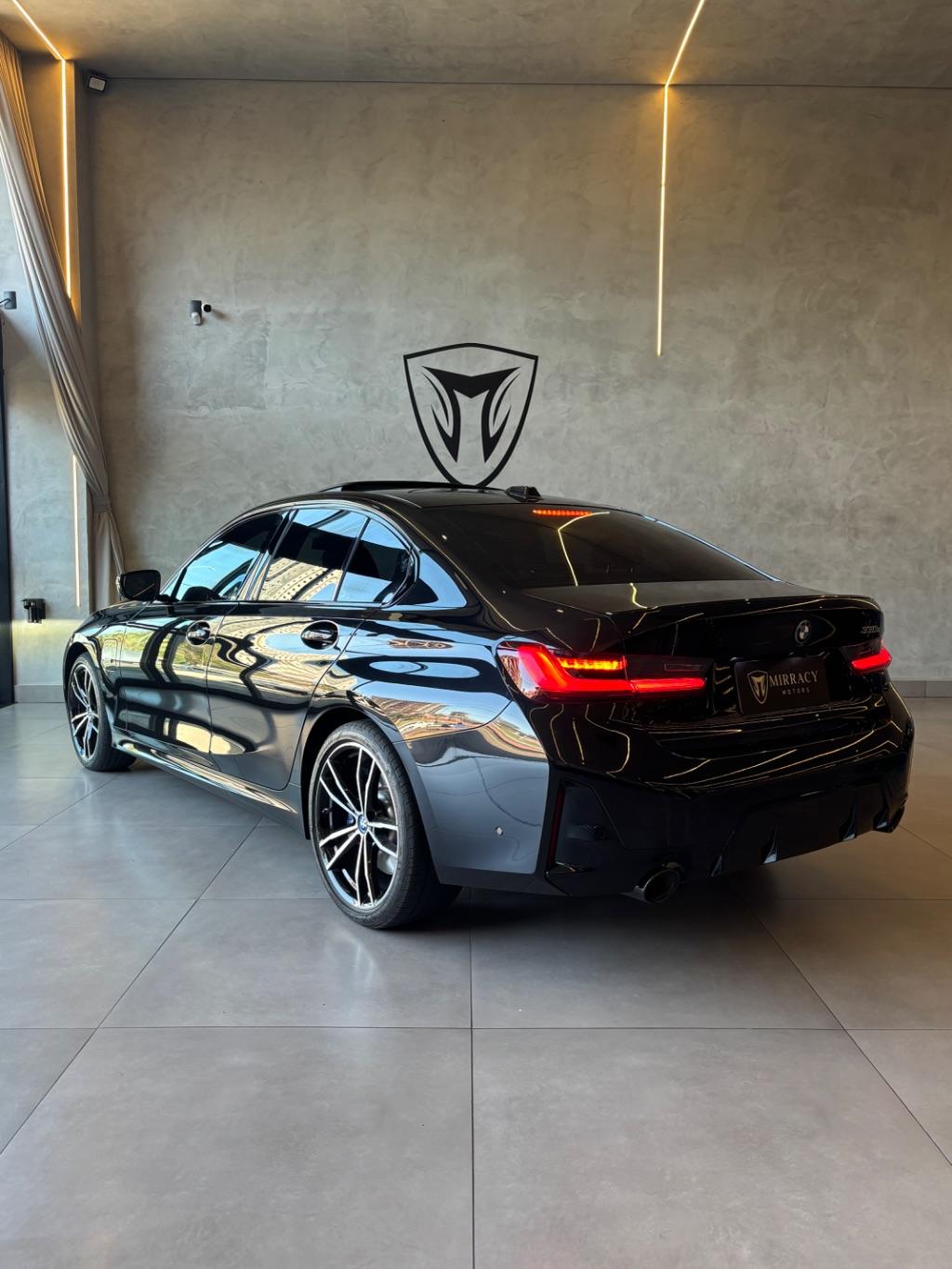BMW 330E - Foto