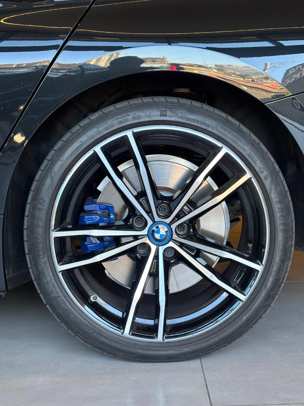 BMW 330E - Foto