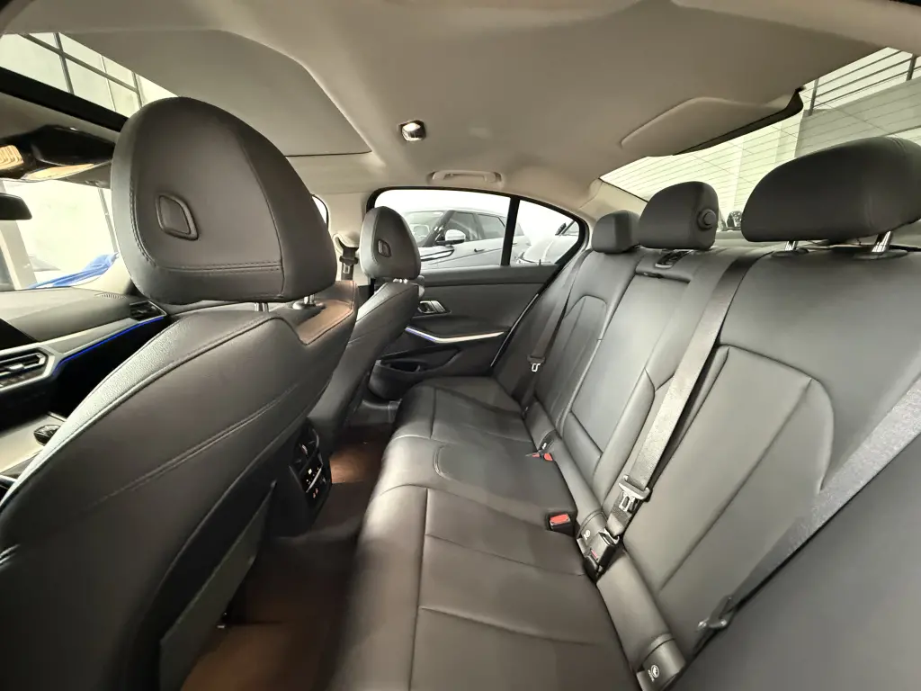 BMW 330I - Foto