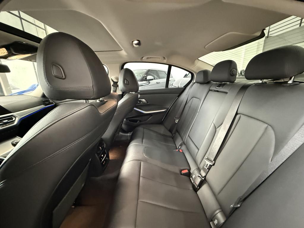 BMW 330I - Foto