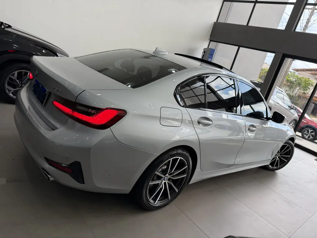 BMW 330I - Foto