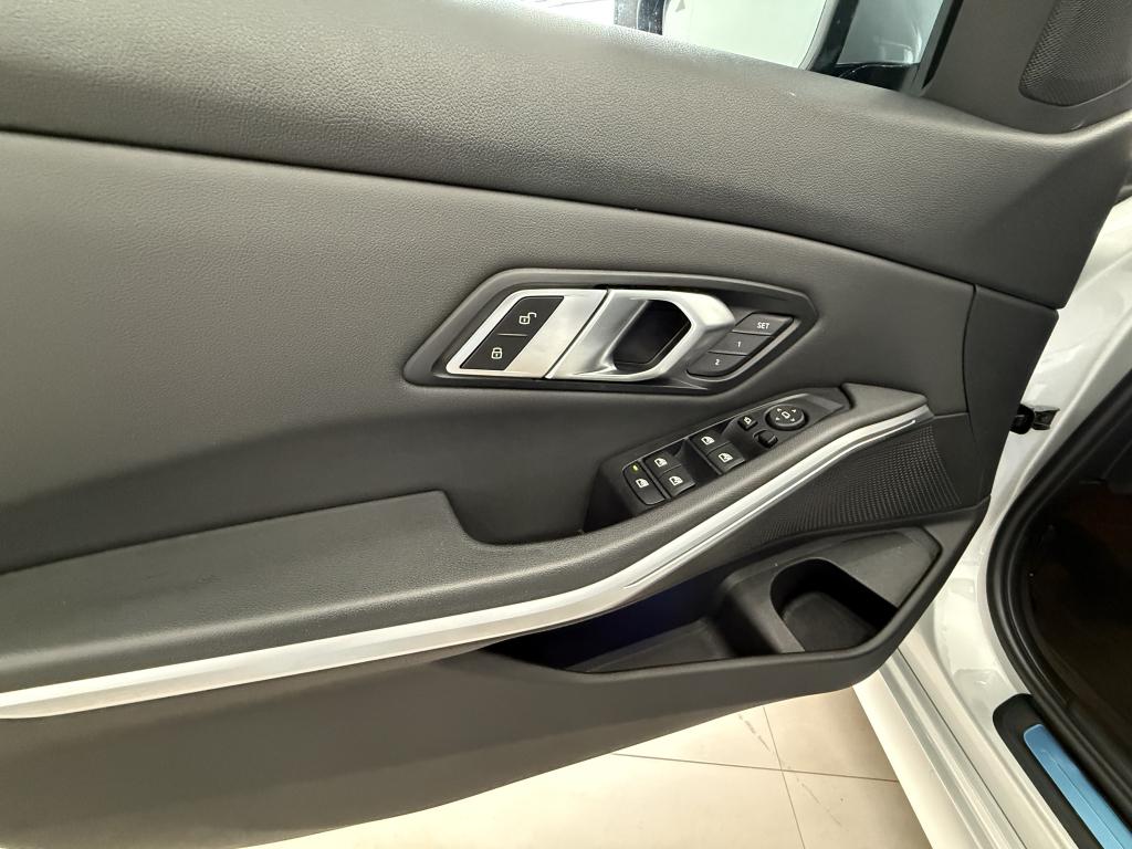 BMW 330I - Foto
