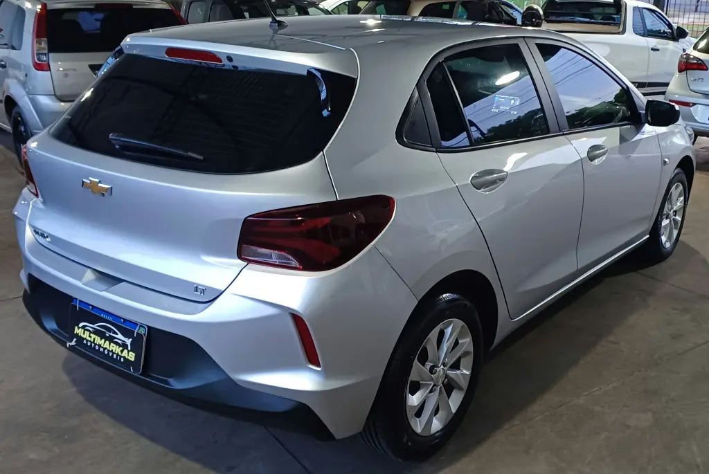 CHEVROLET Onix Hatch - Foto
