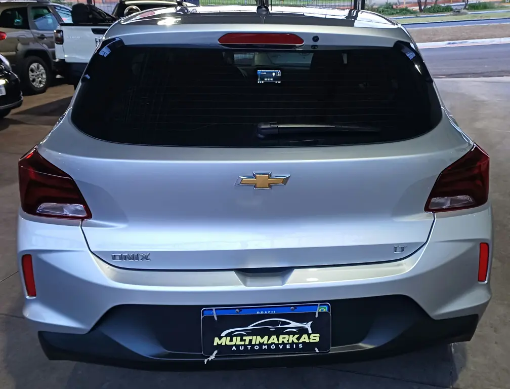CHEVROLET Onix Hatch - Foto