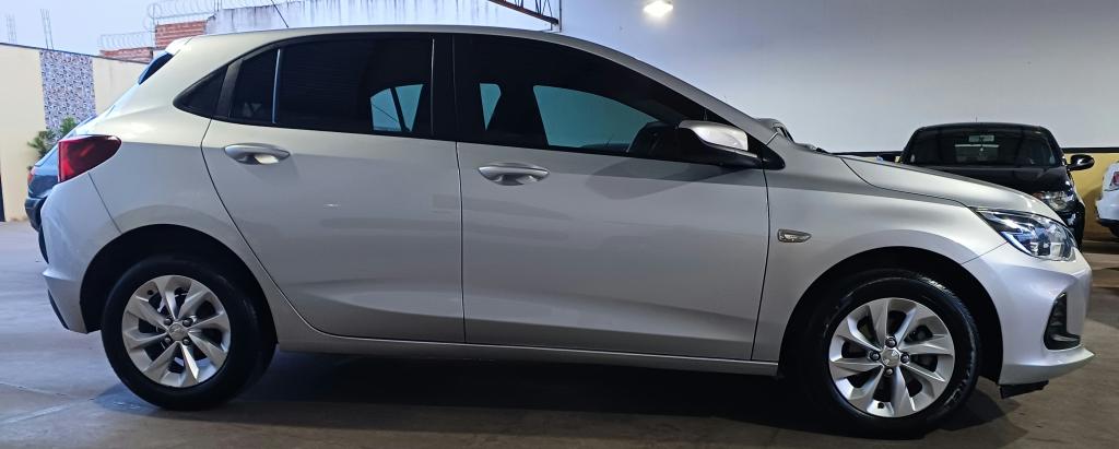 CHEVROLET Onix Hatch - Foto