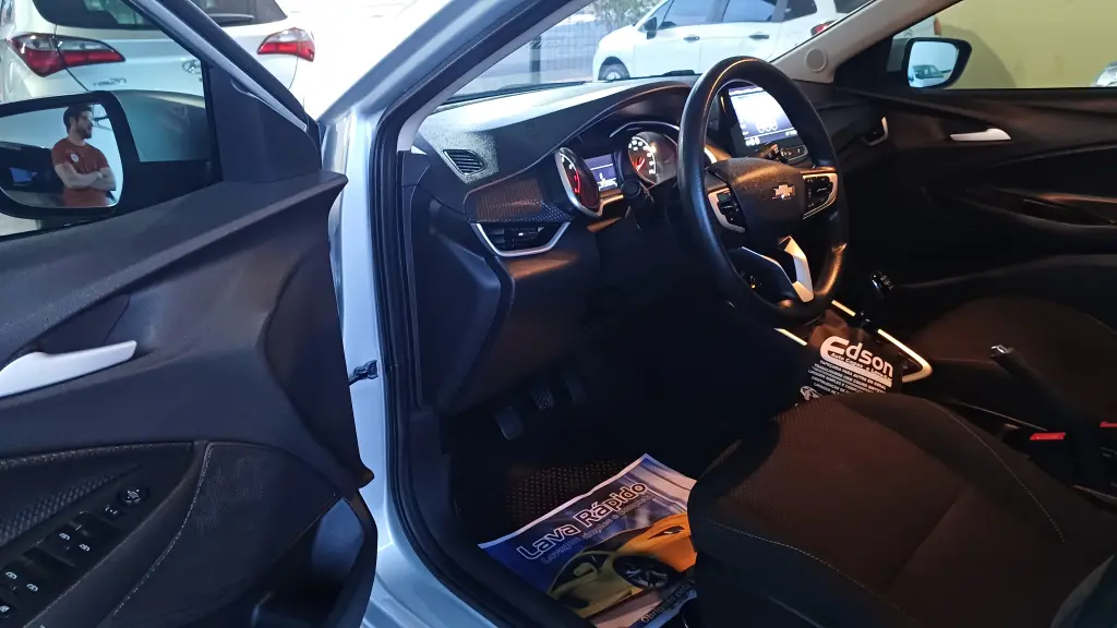 CHEVROLET Onix Hatch - Foto