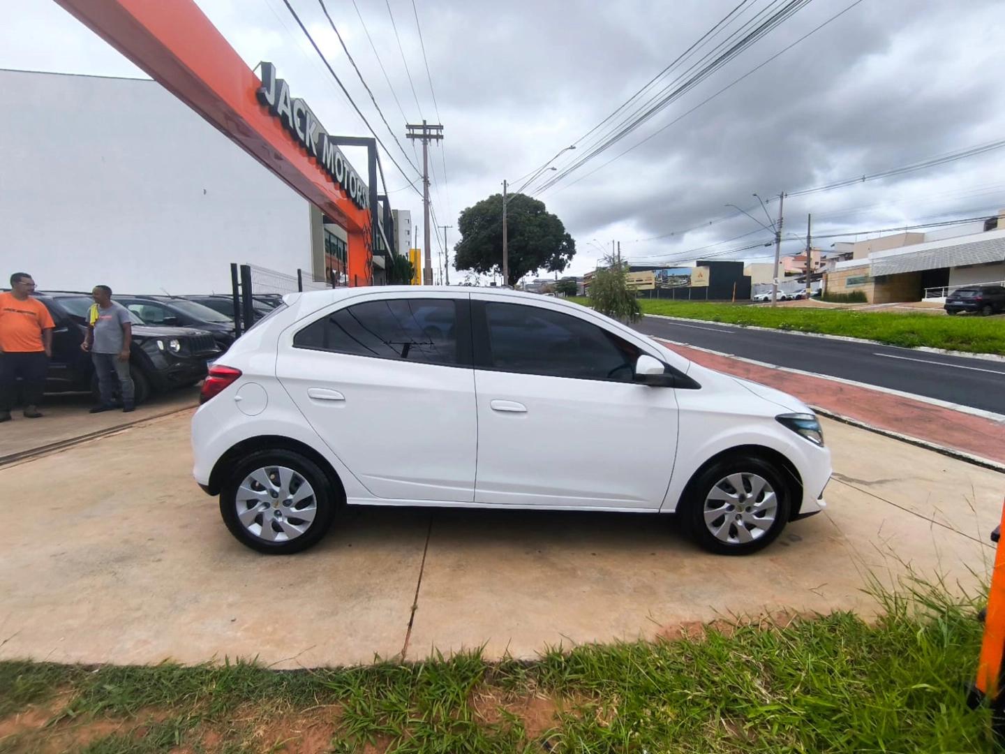 CHEVROLET Onix Hatch - Foto