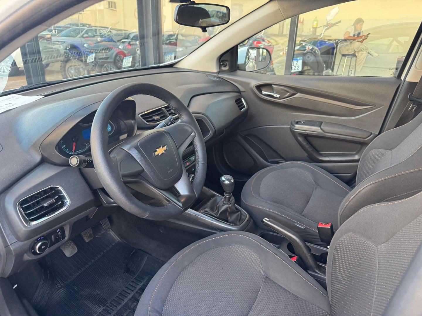 CHEVROLET Onix Hatch - Foto