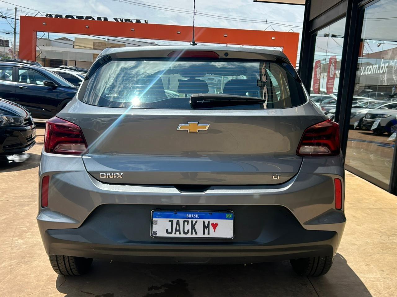 CHEVROLET Onix Hatch - Foto