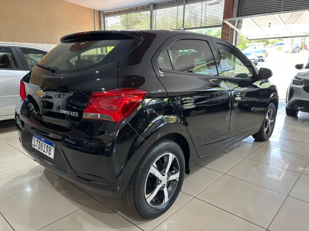 CHEVROLET Onix Hatch - Foto