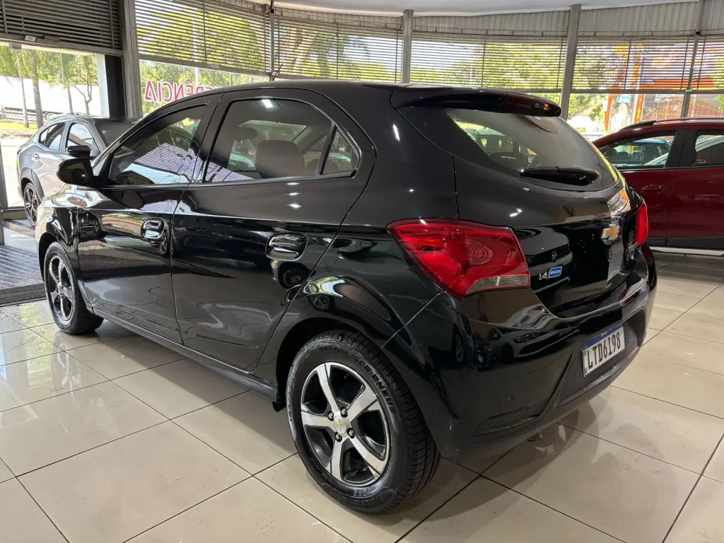 CHEVROLET Onix Hatch - Foto