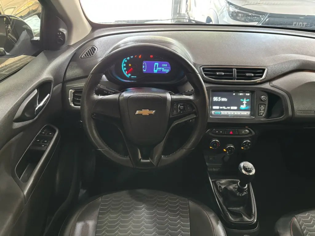 CHEVROLET Onix Hatch - Foto