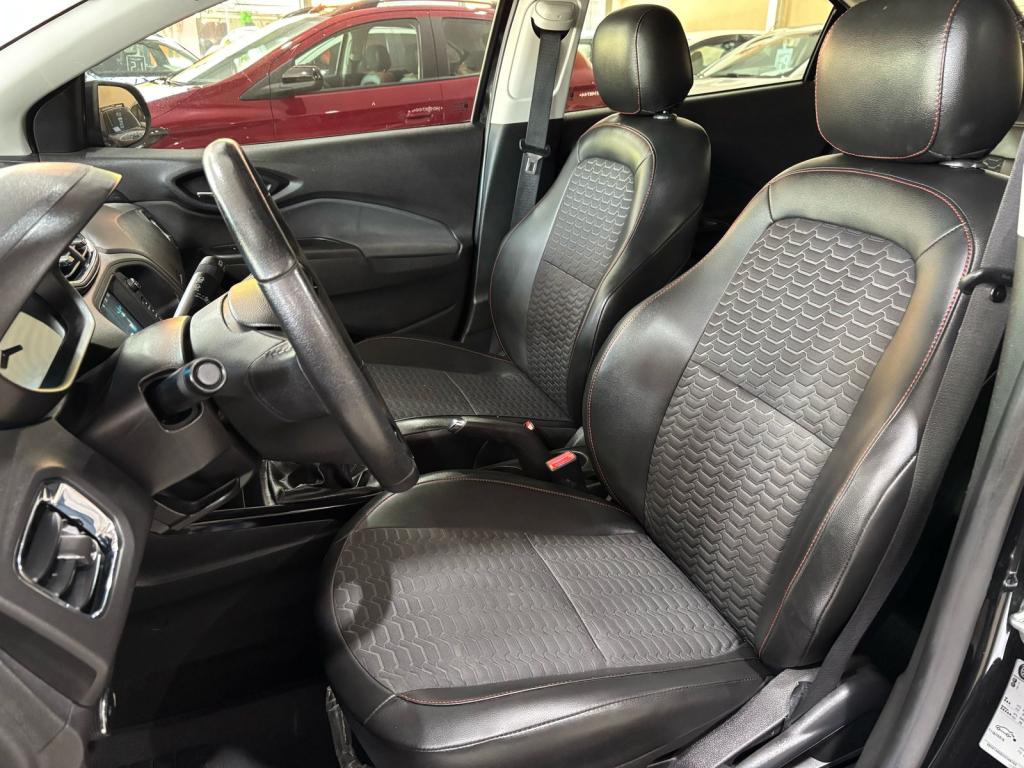 CHEVROLET Onix Hatch - Foto