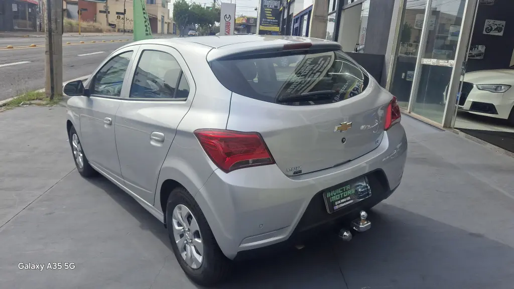 CHEVROLET Onix Hatch - Foto