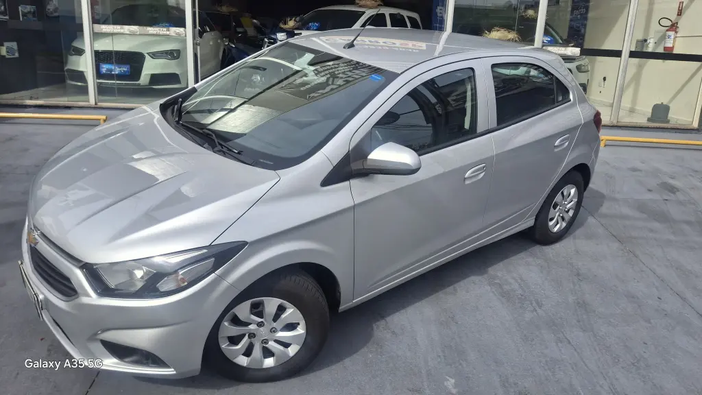 CHEVROLET Onix Hatch - Foto