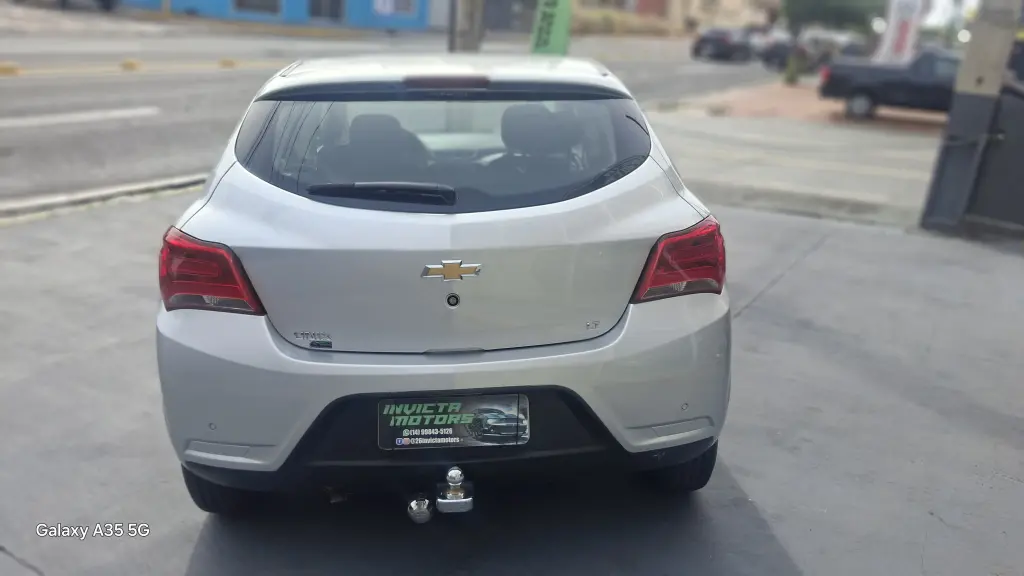 CHEVROLET Onix Hatch - Foto