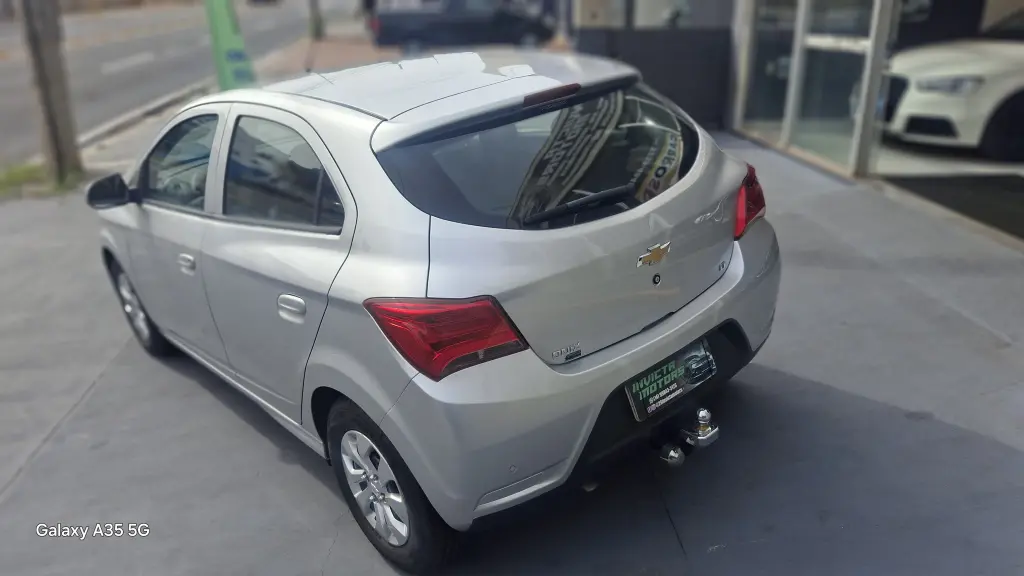 CHEVROLET Onix Hatch - Foto