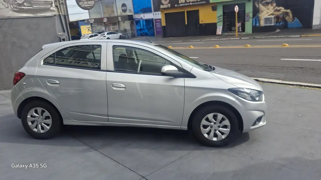 CHEVROLET Onix Hatch - Foto