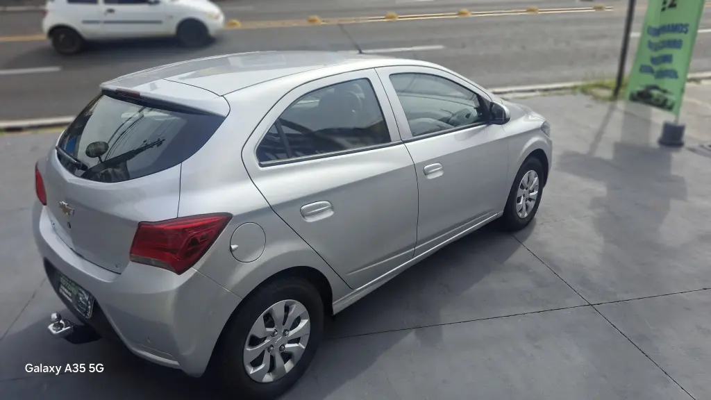 CHEVROLET Onix Hatch - Foto