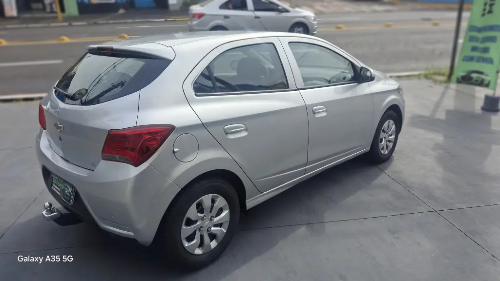 CHEVROLET Onix Hatch - Foto