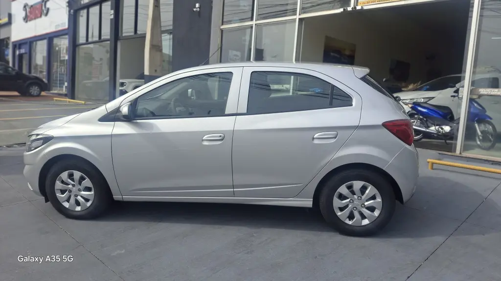 CHEVROLET Onix Hatch - Foto