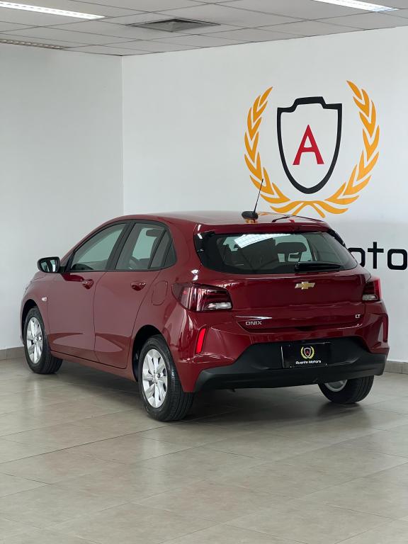 CHEVROLET Onix Hatch - Foto