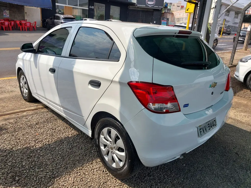 CHEVROLET Onix Hatch - Foto