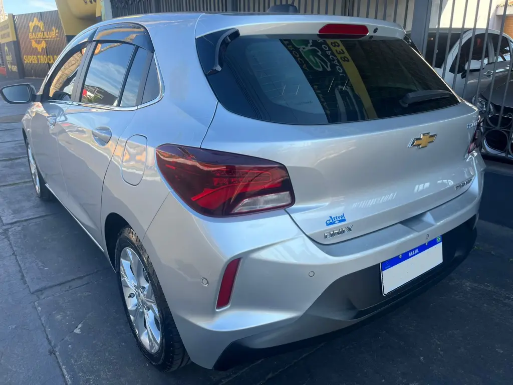 CHEVROLET Onix Hatch - Foto