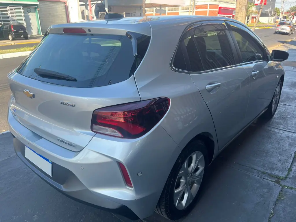 CHEVROLET Onix Hatch - Foto