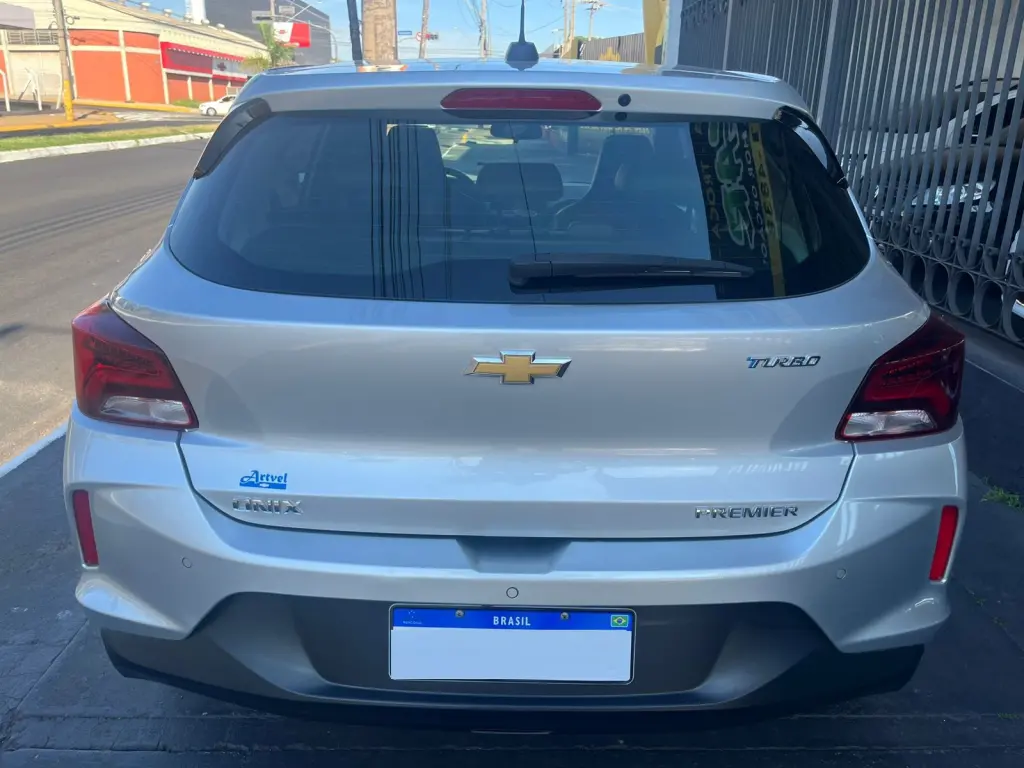 CHEVROLET Onix Hatch - Foto