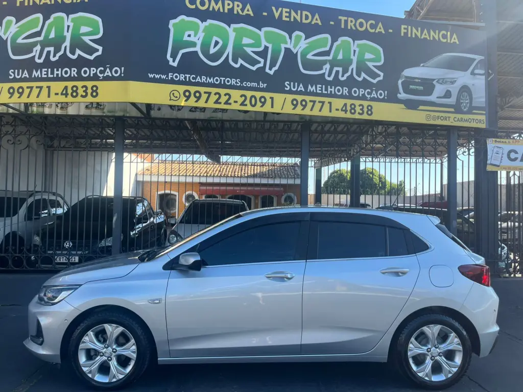 CHEVROLET Onix Hatch - Foto