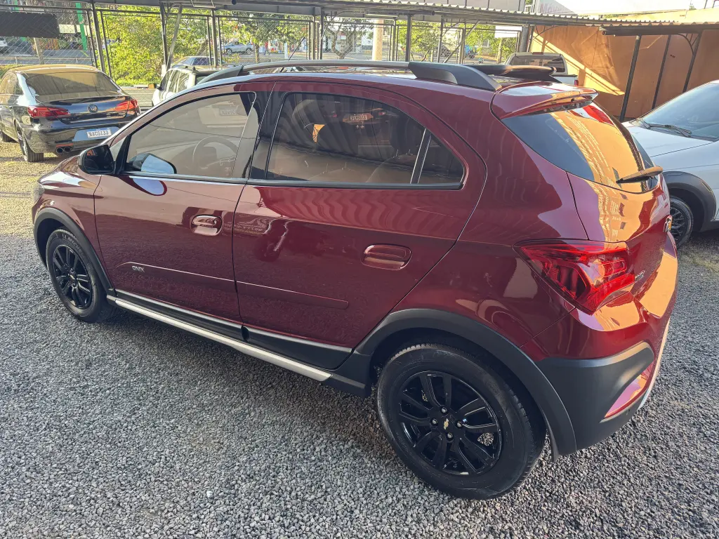 CHEVROLET Onix Hatch - Foto