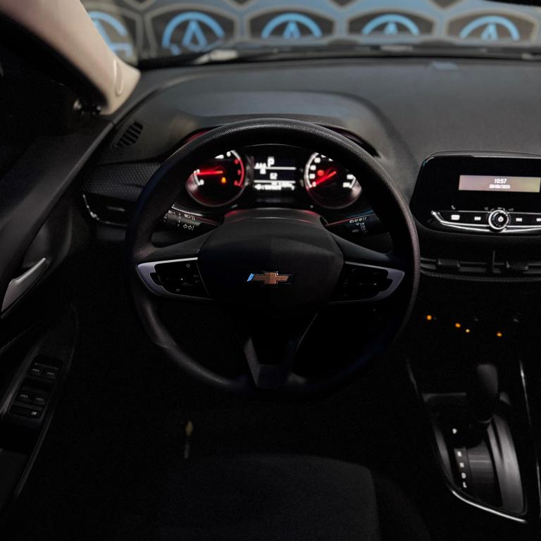 CHEVROLET Onix Hatch - Foto