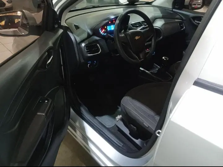 CHEVROLET Onix Hatch - Foto