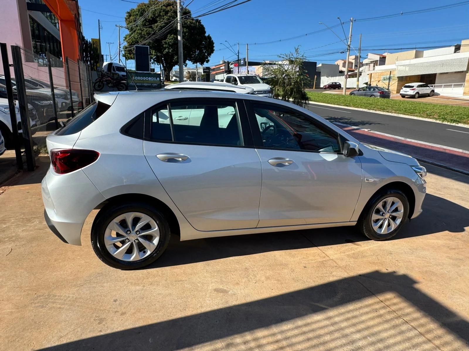 CHEVROLET Onix Hatch - Foto