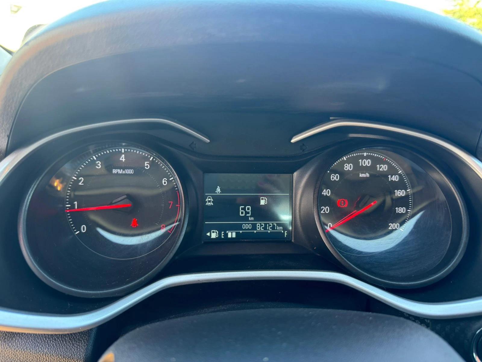 CHEVROLET Onix Hatch - Foto