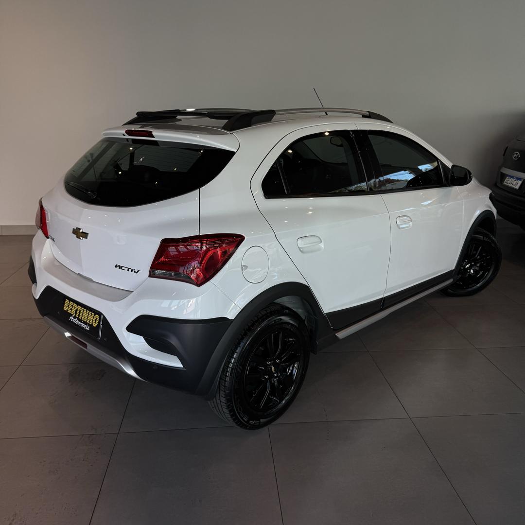 CHEVROLET Onix Hatch - Foto