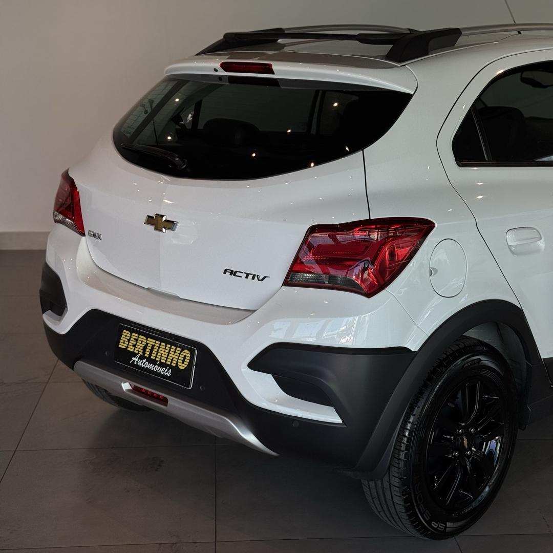 CHEVROLET Onix Hatch - Foto