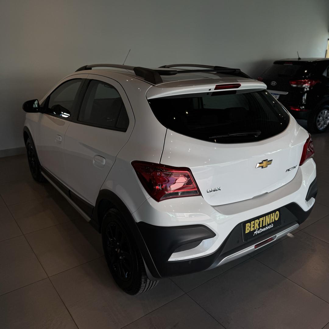 CHEVROLET Onix Hatch - Foto