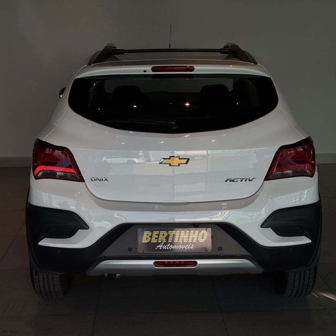 CHEVROLET Onix Hatch - Foto