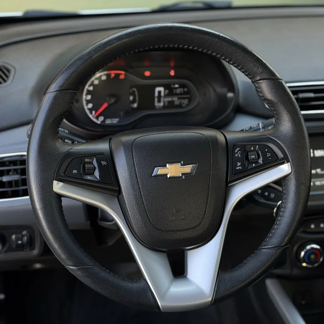 CHEVROLET Onix Hatch - Foto