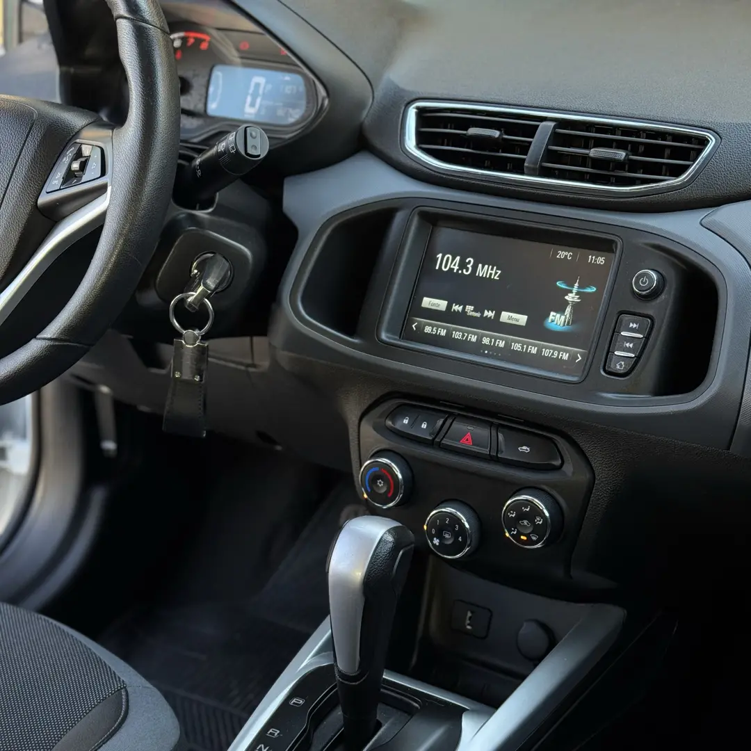 CHEVROLET Onix Hatch - Foto